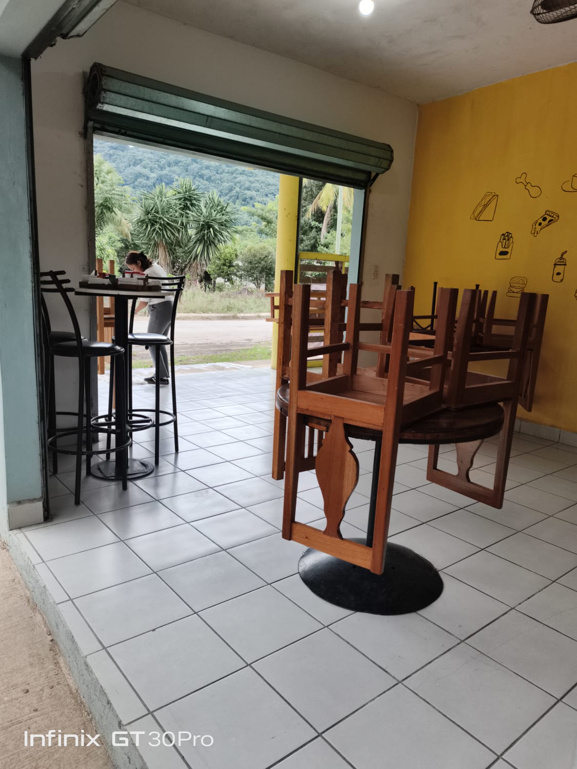 Una vista de la decoración y mesas